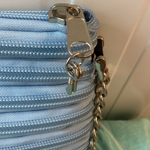 NWOT Light Blue Bam Bag Purse w/Strong Chain Lock & 2 Key - Picture 2 of 9